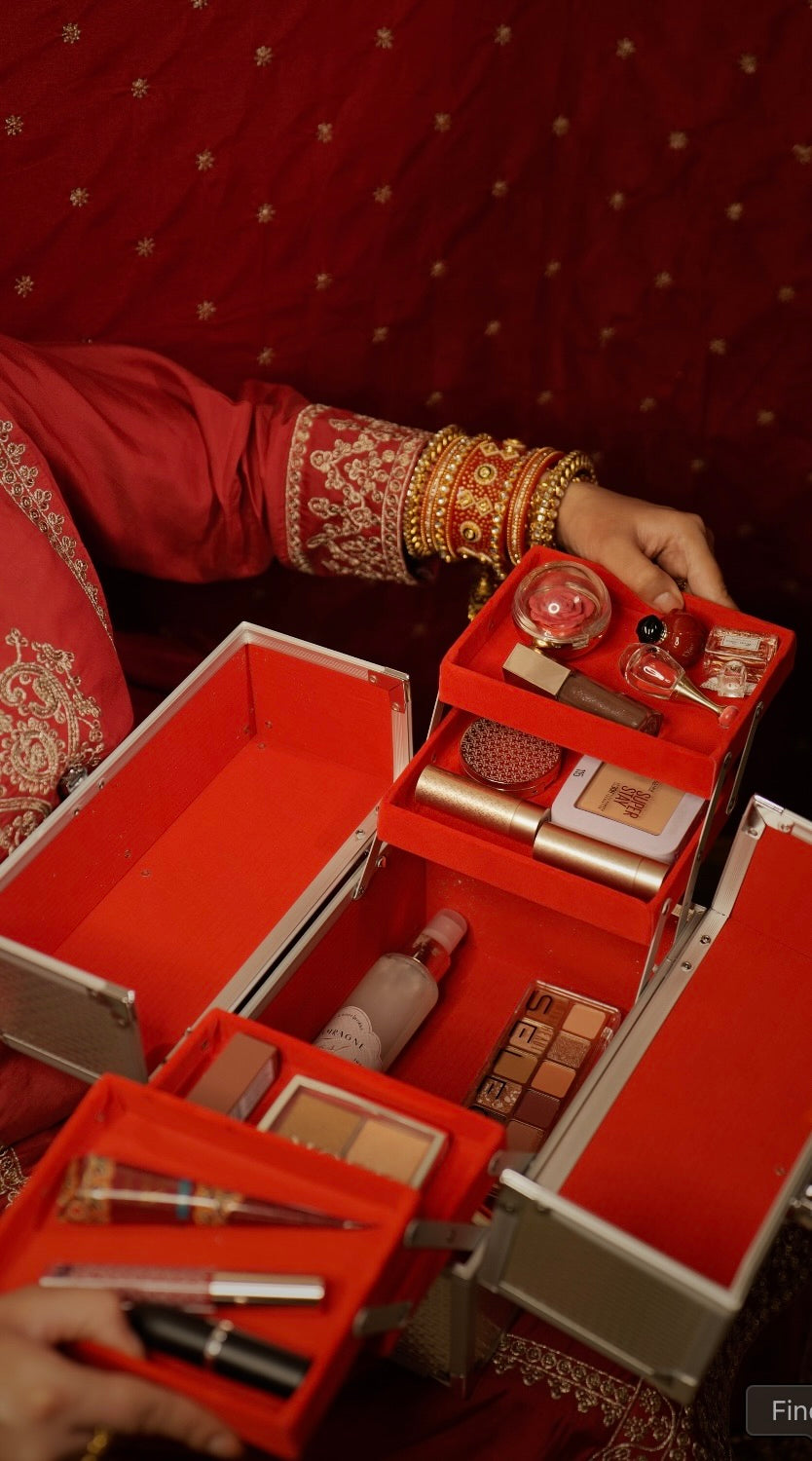 SIGNATURE MAKEUP VANITY